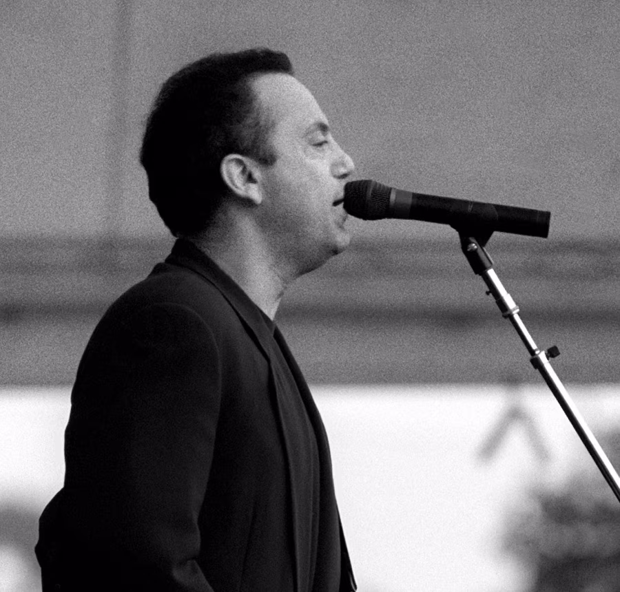 History 2 Billy Joel a cantar ao microfone